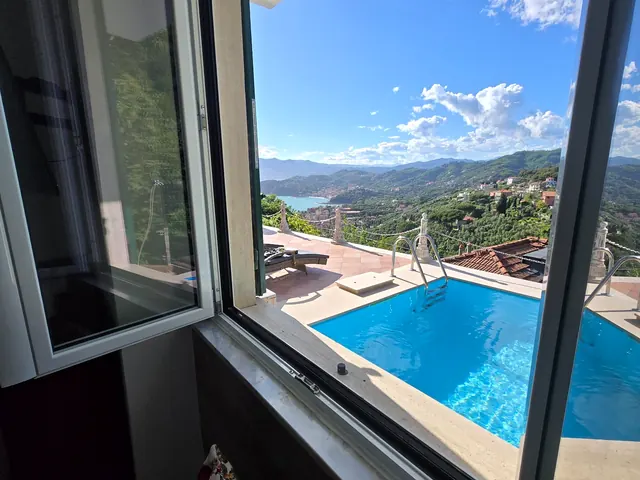 Piscina con paisaje